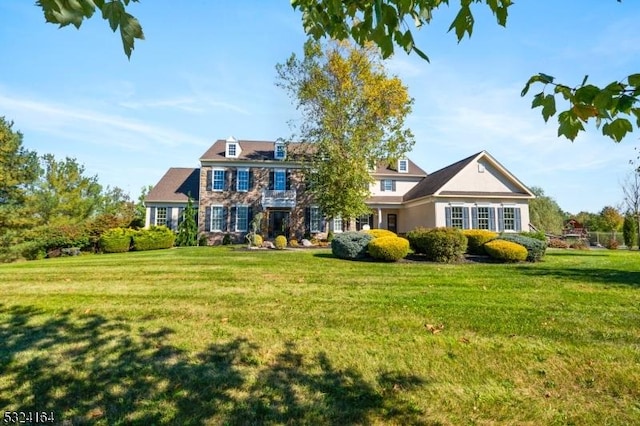 view of front of home featuring a front yard