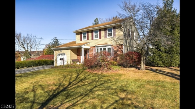 view of front facade featuring a front yard