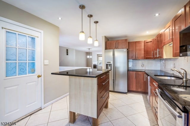 kitchen with sink, hanging light fixtures, stainless steel appliances, decorative backsplash, and a kitchen island