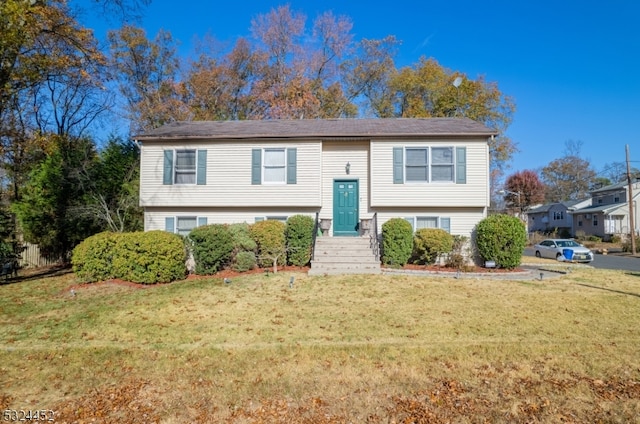 bi-level home featuring a front lawn