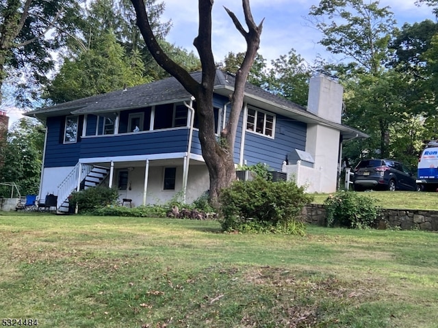 view of front of house featuring a front yard