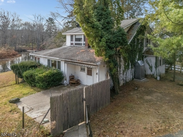 view of front of property featuring a water view