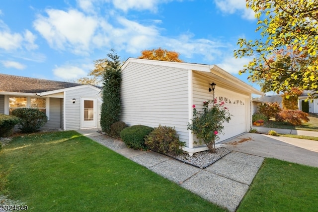 view of front facade featuring a garage and a front yard