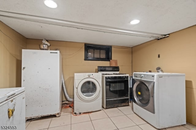 laundry room featuring light tile patterned flooring and independent washer and dryer