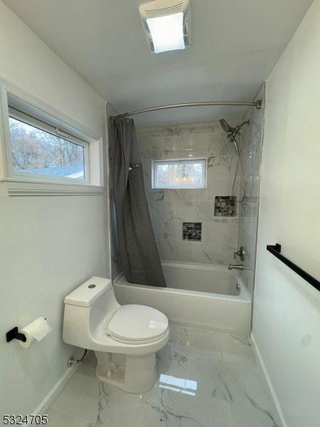 111 E Del A Vue Ave, Carneys Point Twp, NJ 08069 - bathroom featuring baseboards, toilet, shower / bath combo with shower curtain, and marble finish floors