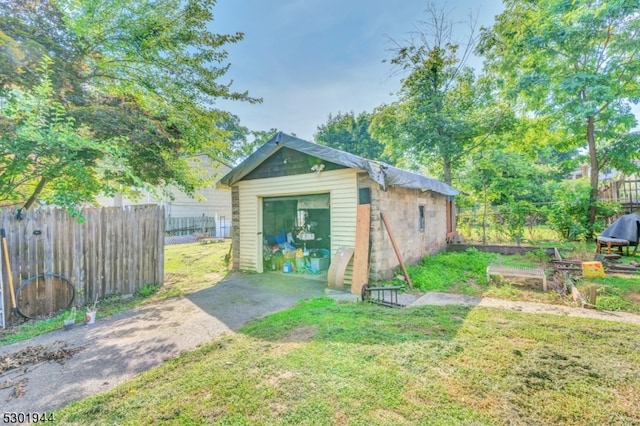 view of outdoor structure with a yard