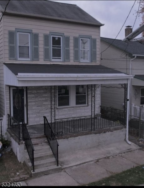 view of front of property featuring a porch