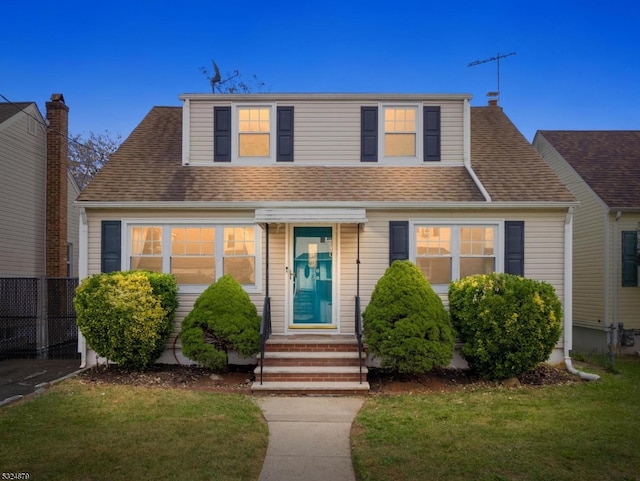 view of front of property featuring a front yard