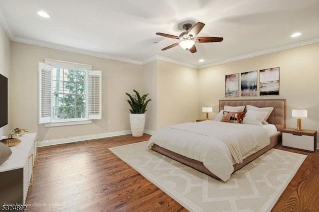 bedroom featuring recessed lighting, wood finished floors, a ceiling fan, baseboards, and crown molding