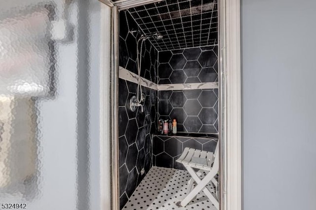 bathroom featuring a tile shower