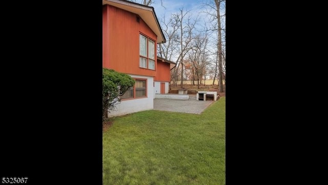 view of yard featuring a patio area