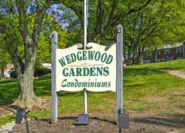 community sign with a yard