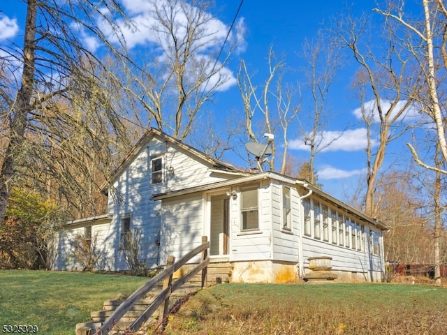 front of property featuring a front lawn