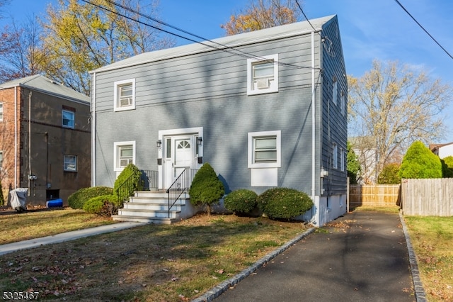 view of front of house featuring a front lawn