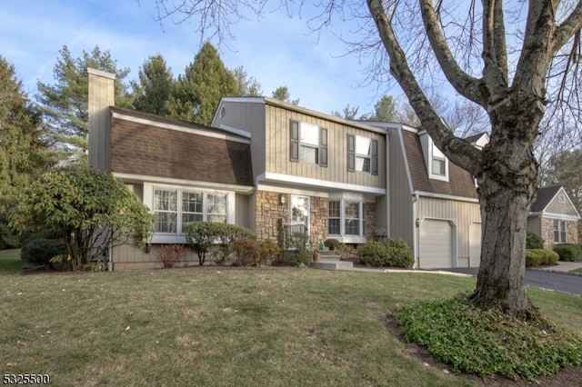 view of front of house featuring a front lawn and a garage