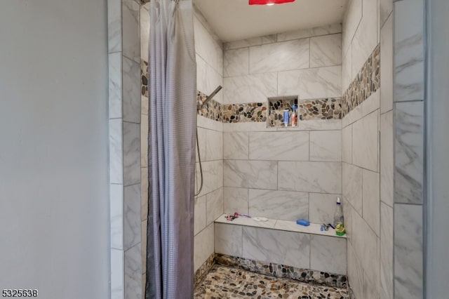 bathroom featuring a shower with shower curtain