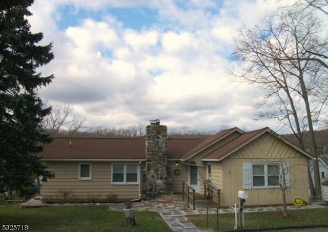 ranch-style home featuring a front lawn