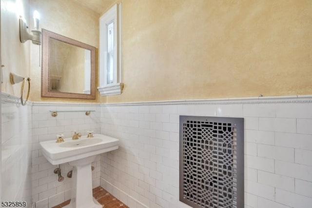 bathroom featuring tile walls