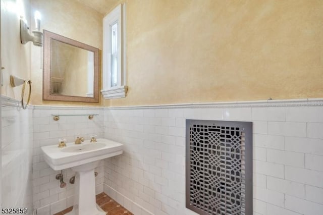 26 Ridge Rd, Summit City, NJ 07901 - bathroom featuring a wainscoted wall and tile walls