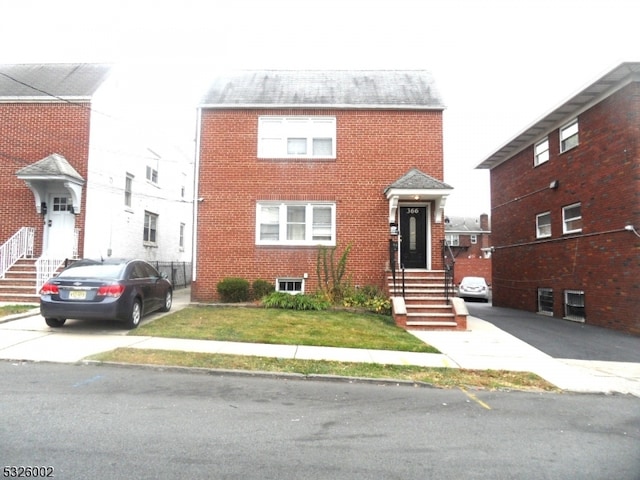 view of front of property with a front yard