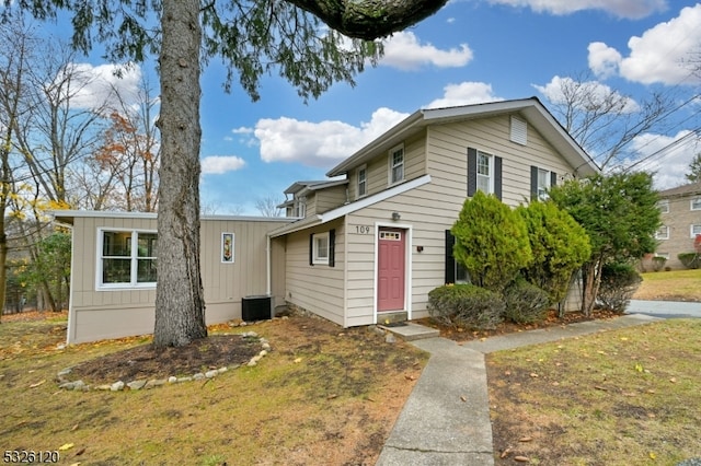 view of front facade featuring a front lawn