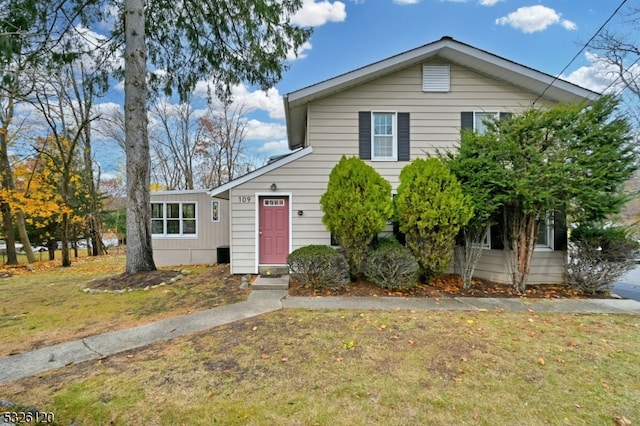 view of front facade with a front yard