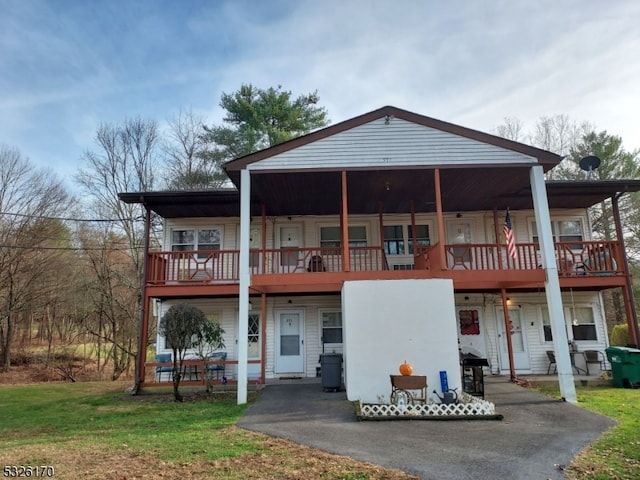 view of front facade with a front lawn