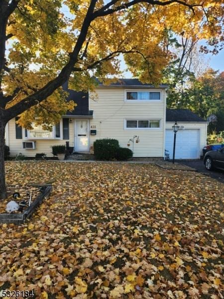 435 Warfield Rd, North Plainfield Boro, NJ 07063 - traditional-style house featuring driveway and an attached garage