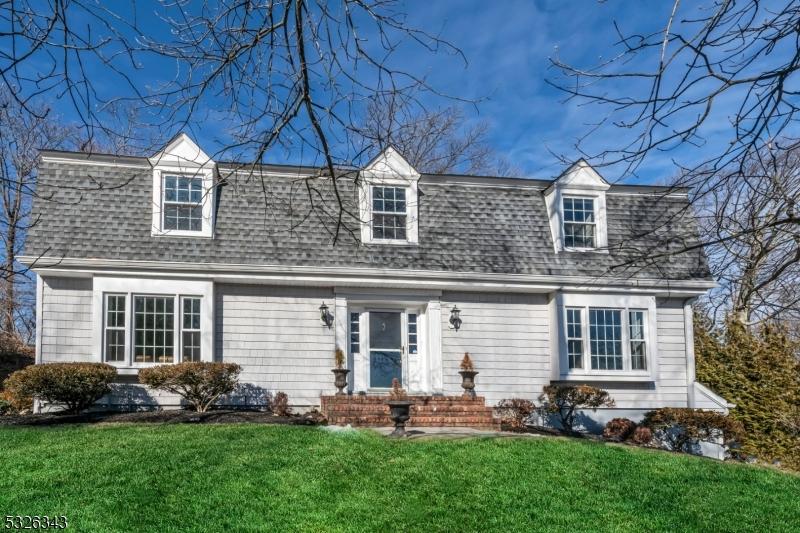 cape cod home featuring a front lawn