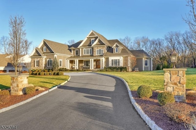 craftsman inspired home featuring a front lawn