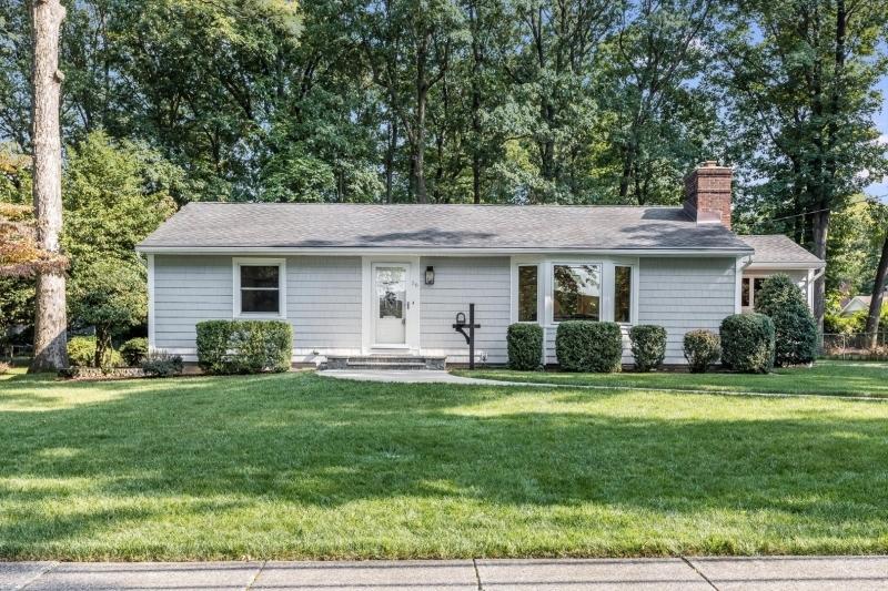 ranch-style home featuring a front yard