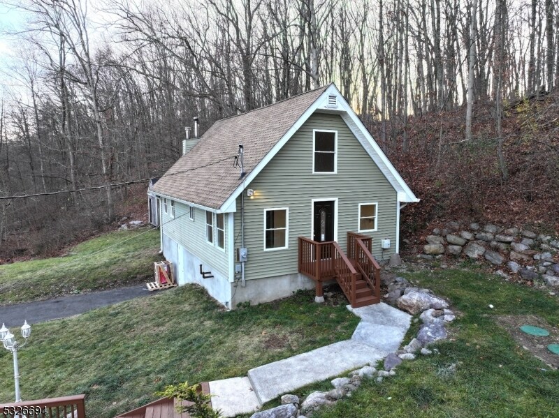 view of front of house featuring a front lawn