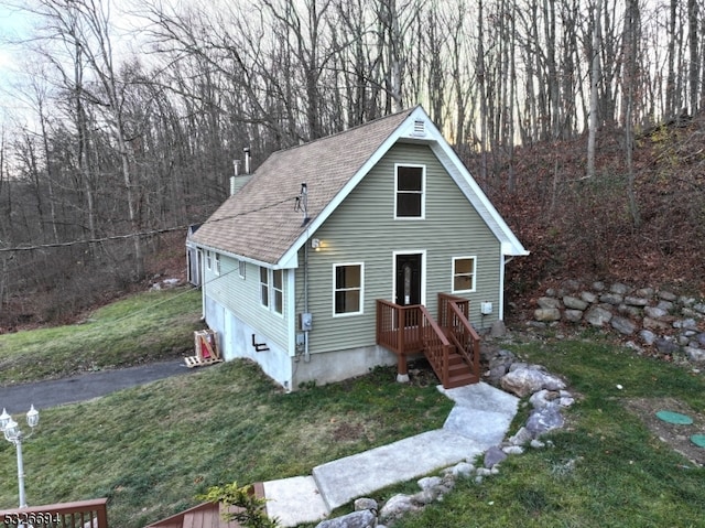 view of front of house featuring a front lawn