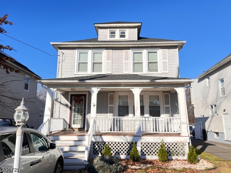 view of front of property featuring covered porch