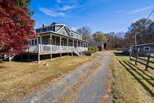 view of front facade featuring a porch and a front lawn