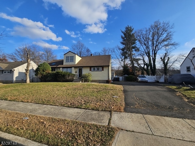 view of front of property featuring a front yard