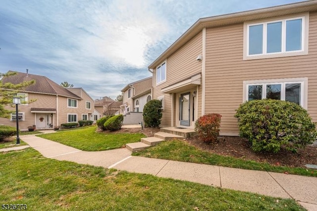 view of front of home featuring a front yard