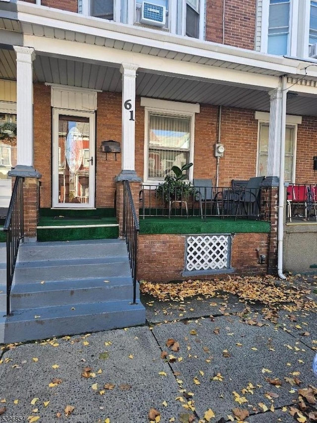 property entrance featuring a porch