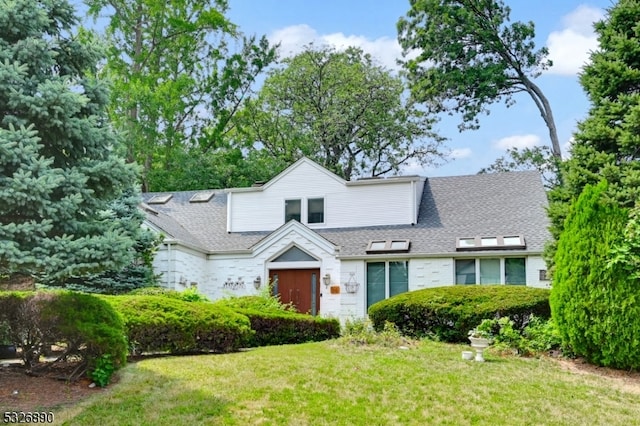 view of front of property featuring a front yard