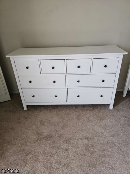 room details featuring carpet flooring