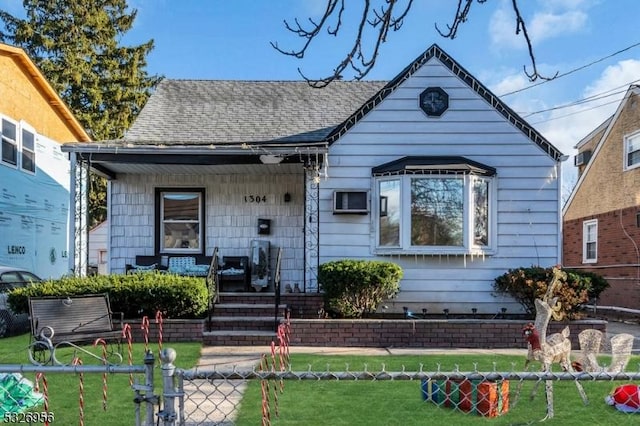 view of front of property featuring a front lawn