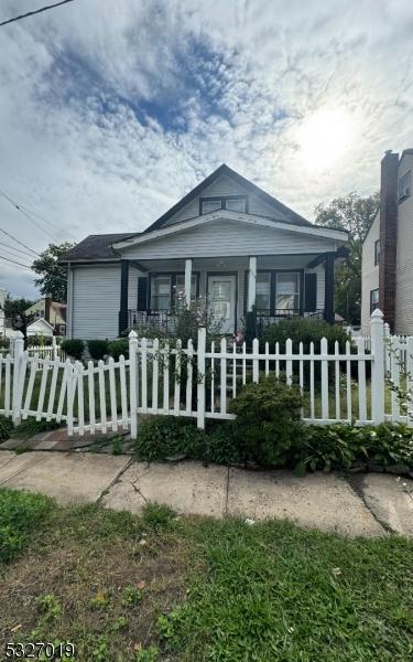 view of front of house featuring a porch