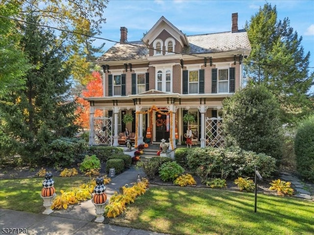 view of front facade with a front yard