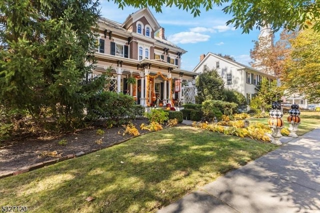 view of front of property featuring a front lawn