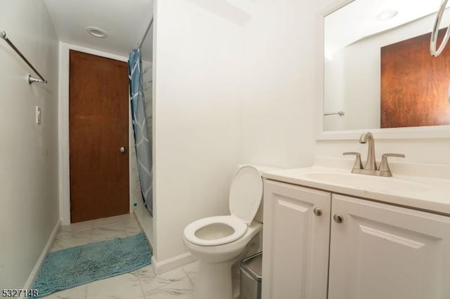 bathroom featuring a shower with curtain, vanity, and toilet