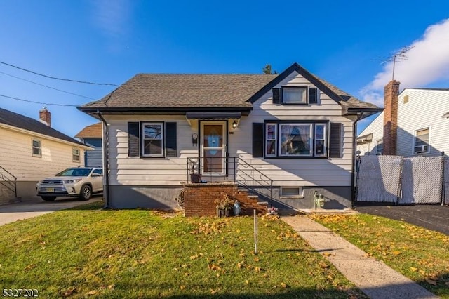 bungalow featuring a front lawn