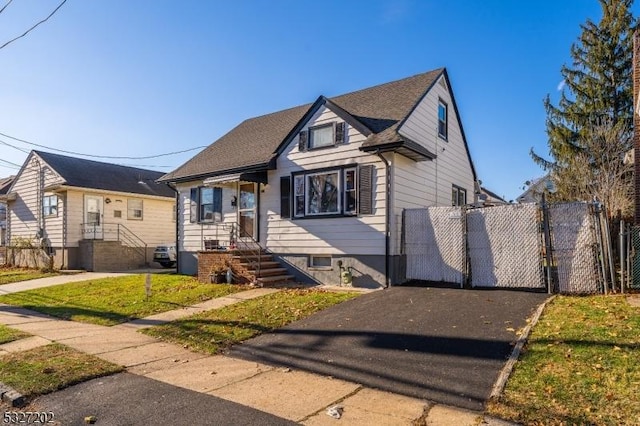 view of front facade featuring a front yard