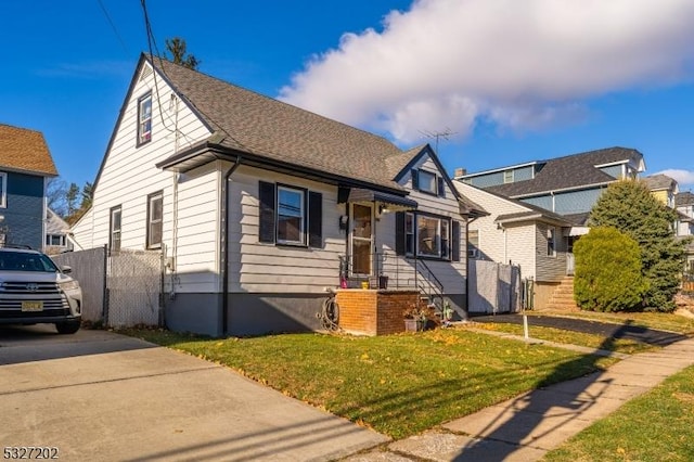 view of front of home featuring a front lawn