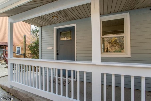 entrance to property featuring a porch