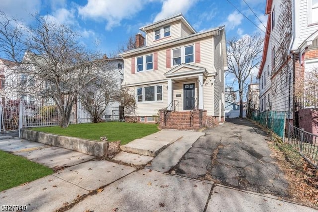 view of front of home with a front lawn